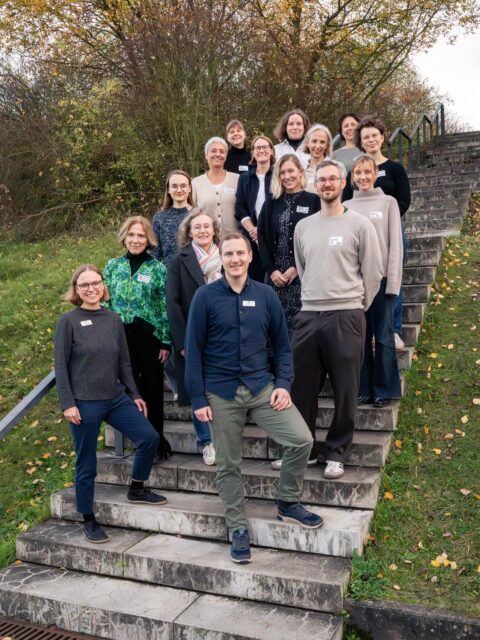 Wer kommt ins Museum – und wer bisher (noch) nicht?
Mit #seeyouagain unterstützen sechs Hamburger Stiftungen sechs Museen dabei, neue Wege zu gehen und niedrigschwellige Zugänge für neue Publikumsgruppen zu schaffen.
Nach dem erfolgreichen Auftakt 2024/2025 starten wir 2025/2026 gemeinsam in die nächste Runde – mit sechs neuen Projekten, die beim Netzwerktreffen auf dem Energieberg Georgswerder vorgestellt wurden:
🧶 Die neue Masche – Das Museum der Zukunft
🌈 Dragführungen
👐 Inklusive Wege in die Kunst
🎶 Vinylsessions mit Afropop
🗣️ Zeitzeug:innen-Projekt
🙌🏻 Bitte berühren – Museum zum Anfassen
Aktuell mit dabei: @deichtorhallenhamburg, @altonaer_museum & @deutscheshafenmuseum, @hamburger.kunsthalle, @mahnmalst.nikolai, @markkhamburg und das Informationszentrum Energieberg Georgswerder – alle mit zielgruppenspezifischen Angeboten, die auf nachhaltigen Communityaufbau setzen.
Die Vielfalt ist beeindruckend. Wir freuen uns auf die Umsetzung der kreativen Projekte und die neuen Besucher:innen, die sie erleben werden!
@claussen.simon.stiftung, @zeitstiftungbucerius, @nordmetall_ev, @koerberstiftung, @toepferstiftung 
#seeyouagain MuseenHamburg #KulturelleBildung #Inklsuion #Kreativität #Miteinander 📸 Maik Gräf