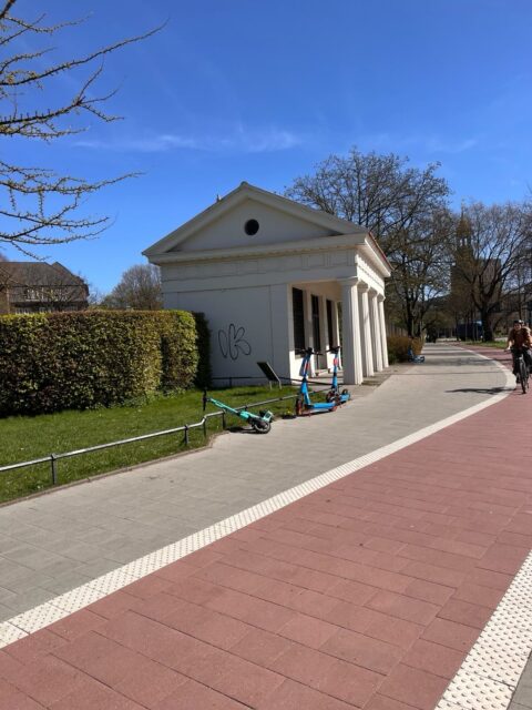 Wir sind eingezogen! Staunen, sammeln, sortieren – und dabei über die großen Fragen des Lebens philosophieren!
Die Wanderkammer, der kleine, mobile Ableger der wunderkammer aus dem Altonaer Museum, ist wieder in die Millerntorwache eingezogen! 
Vom 10. bis zum 28. April 2026 dreht sich alles um Mut und Angst! Die Workshops für Kita-Gruppen und Schulklassen sind so gut wie ausgebucht – an den Wochenenden könnt ihr einfach mit euern Eltern vorbei kommen: 
📅 So 12.04. | 12 – 14 Uhr
📅 Sa 18.04. | 12 – 15 Uhr
📅 So 26.04. | 11 – 14 Uhr (muss leider ausfallen!) 
In der Millerntorwache werden wir gemeinsam auf Entdeckungstour gehen: Wer braucht mehr Mut: Du oder das Krokodil? Wir werden Schutzzauber-Dinge suchen und sortieren und darüber nachdenken, wie man sich die Nacht zutraulich macht. Wir untersuchen das Wesen von Monstern und philosophieren darüber, ob ein Einhorn wohl mit einem Monster gern befreundet, wäre... 
Lasst uns gemeinsam die Welt des Philosophierens und der Phantasie entdecken – mit Mut, Spaß und neuen Perspektiven!
@toepferstiftung @altonaer_museum 
#Wanderkammer #PhilosophierenMitKindern #Millerntorwache #GabrieleFinkStiftung