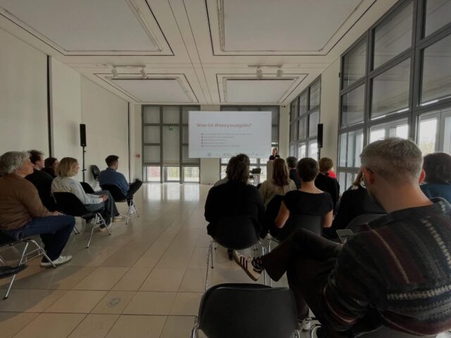#seeyouagain: Unser Afterwork-Netzwerktreffen der Initiative #seeyouagain war wieder sehr inspirierend – der Dank geht vor allem an die Impulsgeber:innen! In der Galerie der Gegenwart der Hamburger Kunsthalle haben wir uns über die Good Practice Beispiele aus der zweiten Förderrunde ausgetauscht, aktuelle Herausforderungen diskutiert und Ideen für die dritte Förderrunde gesammelt.
Die Initiative #seeyouagain der sechs museumsfördernden Hamburger Stiftungen (Alfred Toepfer Stiftung F.V.S., Claussen-Simon-Stiftung, Gabriele Fink Stiftung, Körber-Stiftung, NORDMETALL-Stiftung und ZEIT STIFTUNG BUCERIUS) unterstützt Museumsexpert:innen dabei, neue Wege in der Publikumsarbeit zu gehen: passgenaue Ansätze für unterrepräsentierte Gruppen, die zu begeisterten Besucher:innen werden. 
Wir freuen uns auf die 3. Runde und sind gespannt auf kreative Bewerbungen! 
@toepferstiftung @claussen.simon.stiftung @koerberstiftung @nordmetall_ev @zeitstiftungbucerius 
#publikumszentriert #museumsnetzwerk Inklusion