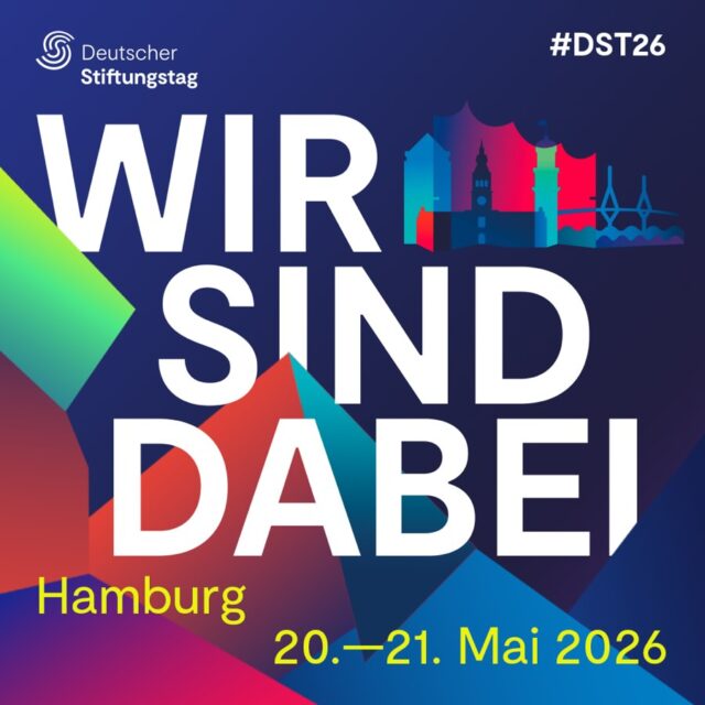 „Aus Freiheit handeln“ ist ein Thema, welches uns als Stiftung schon lange begleitet - als Haltung und als Frage zugleich: Wie entstehen Räume, in denen Menschen frei denken, sich begegnen und Neues entwickeln können? Die „wunderkammer“ im Altonaer Museum ist ein Beispiel dafür, wie eine gelungene Zusammenarbeit solche Freiräume möglich macht: für Bildung, Austausch und gemeinsames Nachdenken.
In unserer Community Session möchten wir daran anknüpfen und die „Wanderkammer“ vorstellen: ein mobiles Format, das dazu einlädt, mit allen Sinnen zu entdecken und ins Gespräch zu kommen. Wir wollen gemeinsam überlegen, was es heute heißt, aus Freiheit zu handeln – und wie kulturelle Bildung, Engagement und Verantwortung dabei zusammenspielen können.
📅 Wann? 21. Mai 2026, 10 Uhr
📍 Wo? CCH, im Rahmen des Deutschen Stiftungstags
🔗 Buchung ab sofort möglich!
Wir freuen uns sehr, Sie zu unserer Community Session „Gemeinsam Freiräume gestalten“ begrüßen zu dürfen. Die Veranstaltung ist Teil des Deutschen Stiftungstags und nun für Kongressteilnehmende buchbar.
@deutsche_stiftungen @stiftungstag2026 @altonaer_museum 
#wunderkammer #philosophierenmitkindern #ausfreiheithandeln